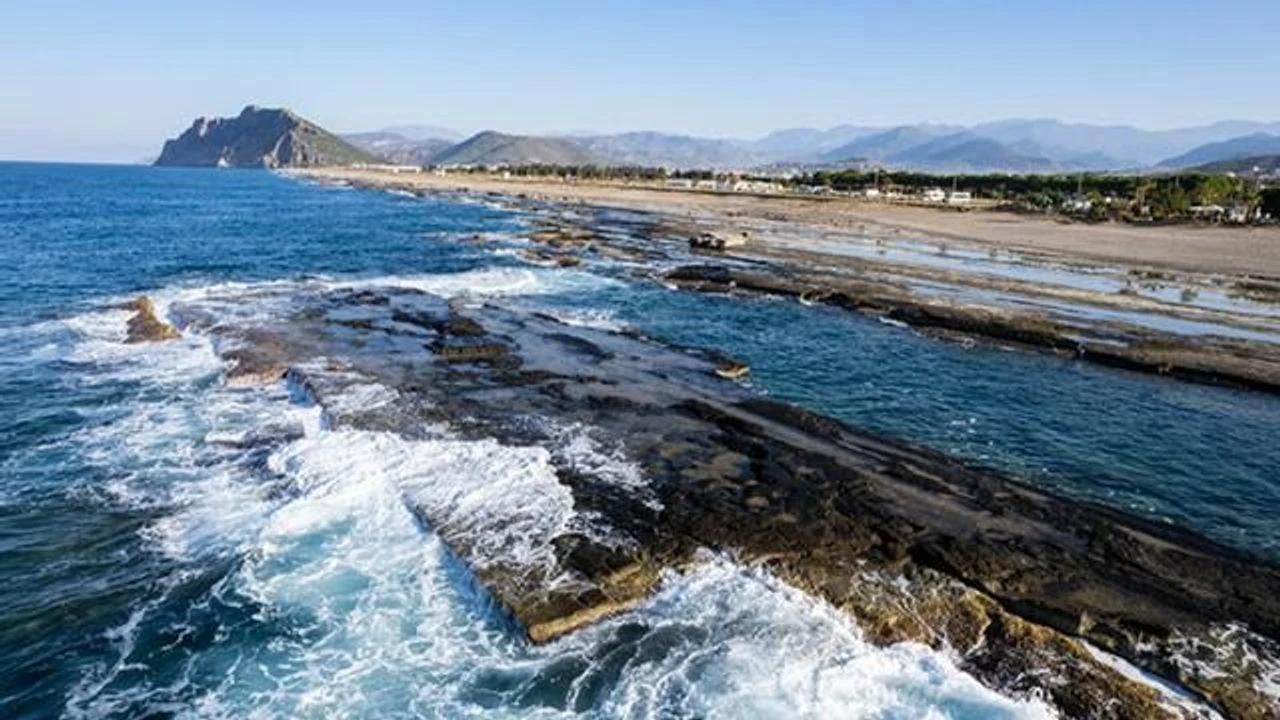 Gazipaşa'nın doğal jakuzisi Koru Plajı turistlerin gözdesi oldu