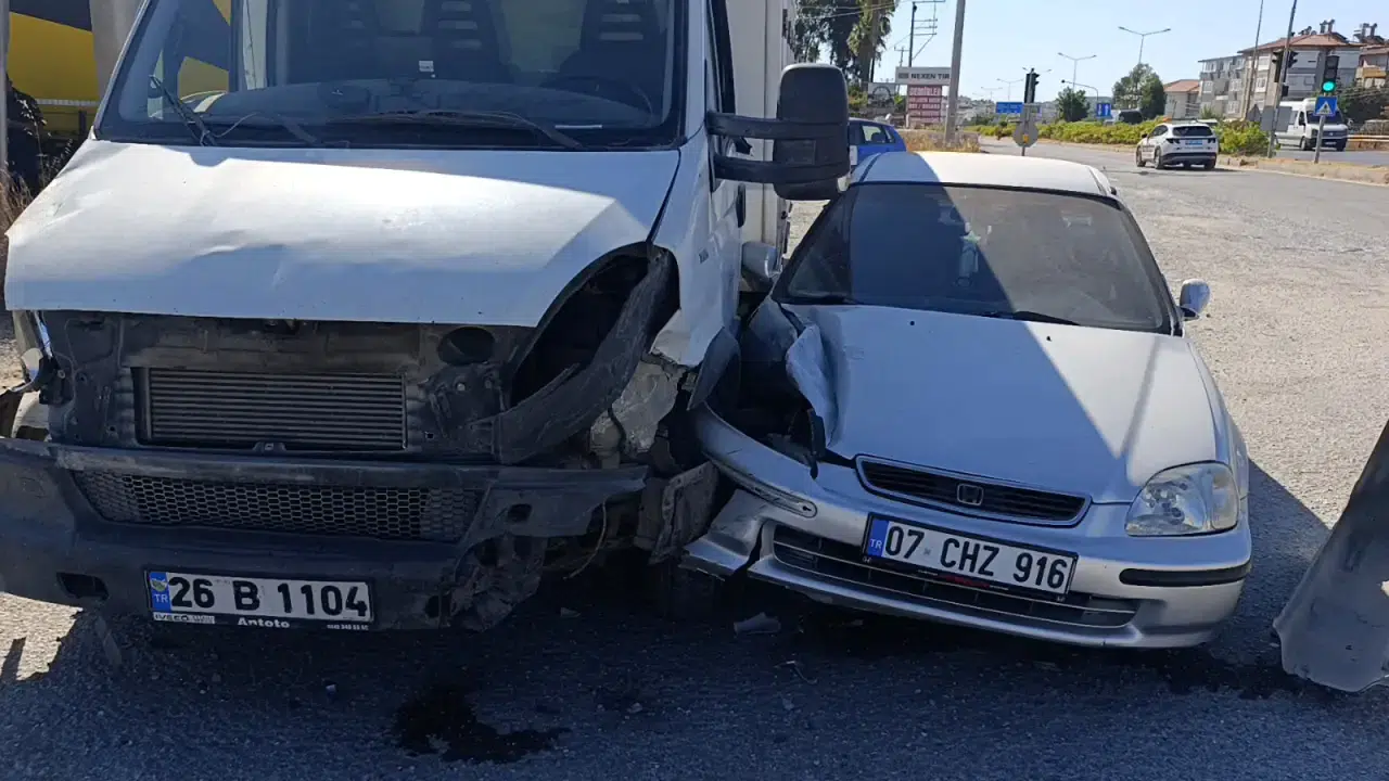 Manavgat'ta otomobil ve kamyonet çarpıştı: 2 kişi yaralandı