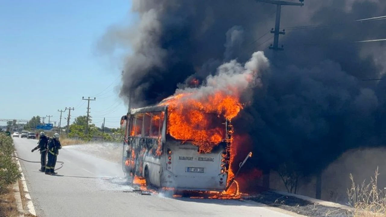 Manavgat'ta yolcu midibüsü alevlere teslim oldu