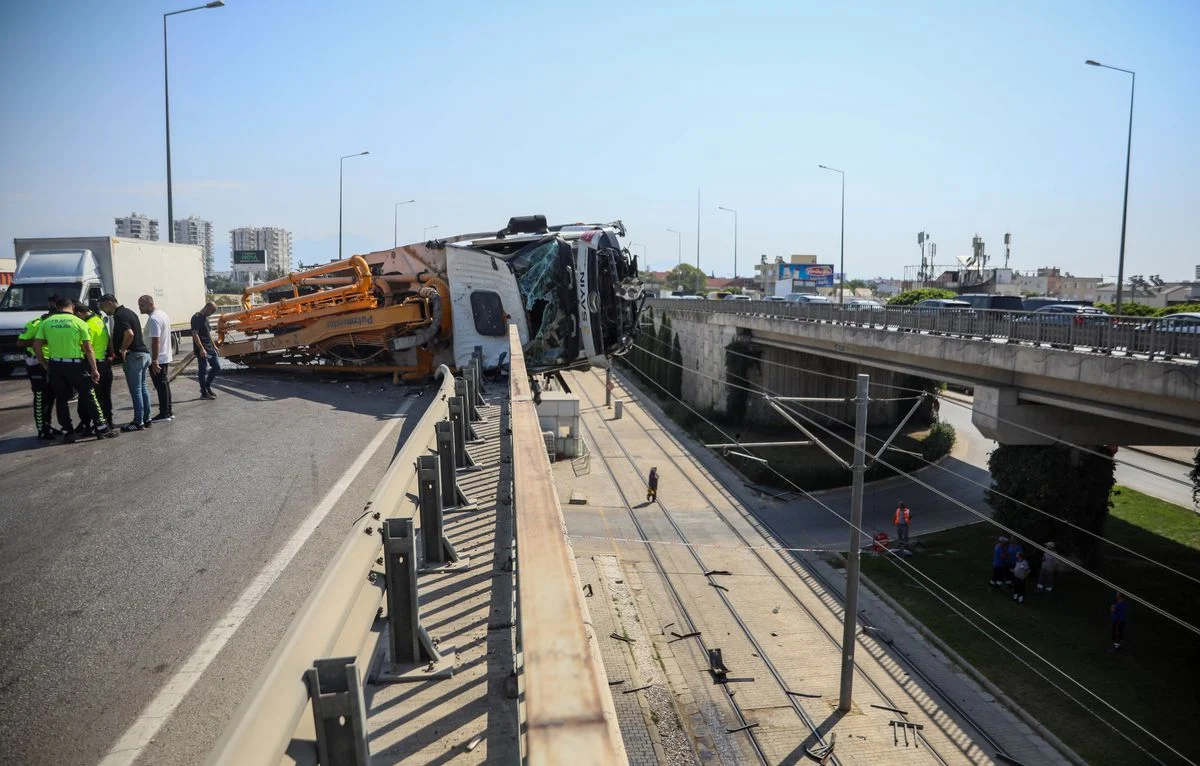 Antalya'da beton pompası kamyonu üst geçitte asılı kaldı