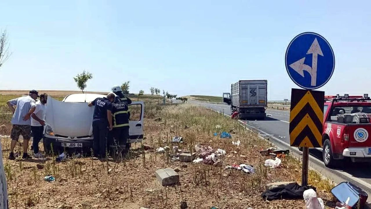Hayrabolu'da kamyon hafif ticari araca çarptı: 2 kişi öldü