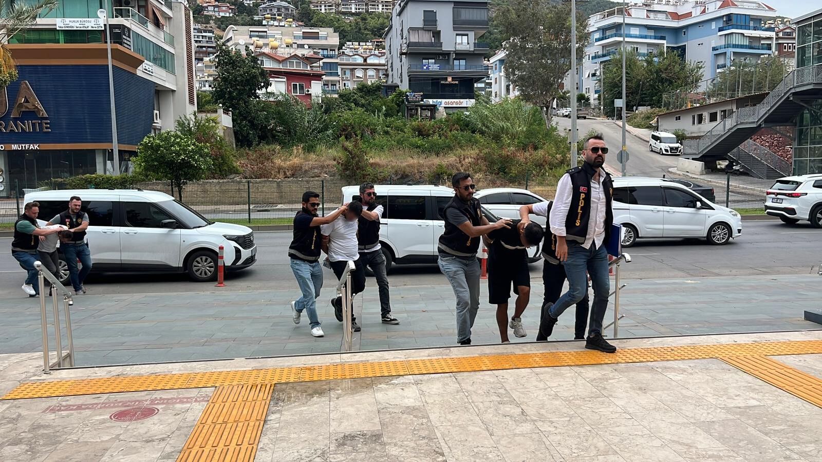Alanya'da döviz bürosu soygununda 3 şüpheli tutuklandı