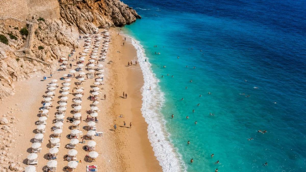 Antalya'da denizin rengi değişiyor: Kaputaş'ta üç ton bir arada