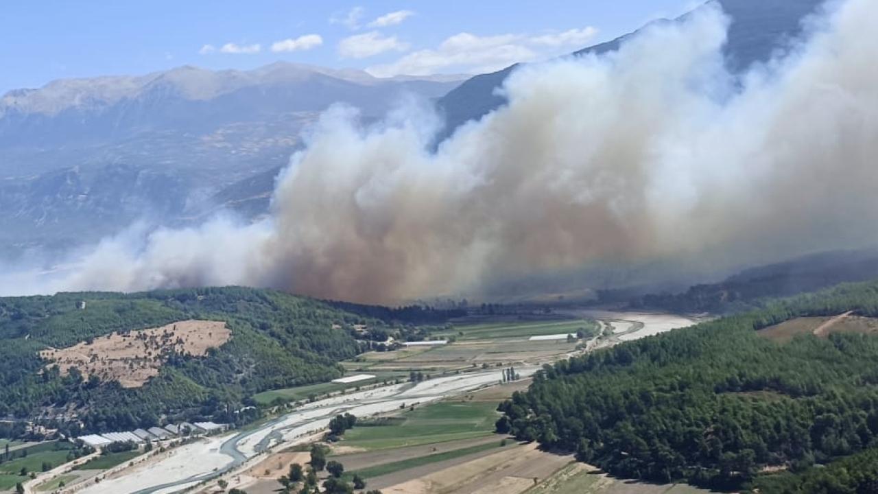 Kaş yangınında mahalleler korundu: Alevler büyük ölçüde kontrol altında