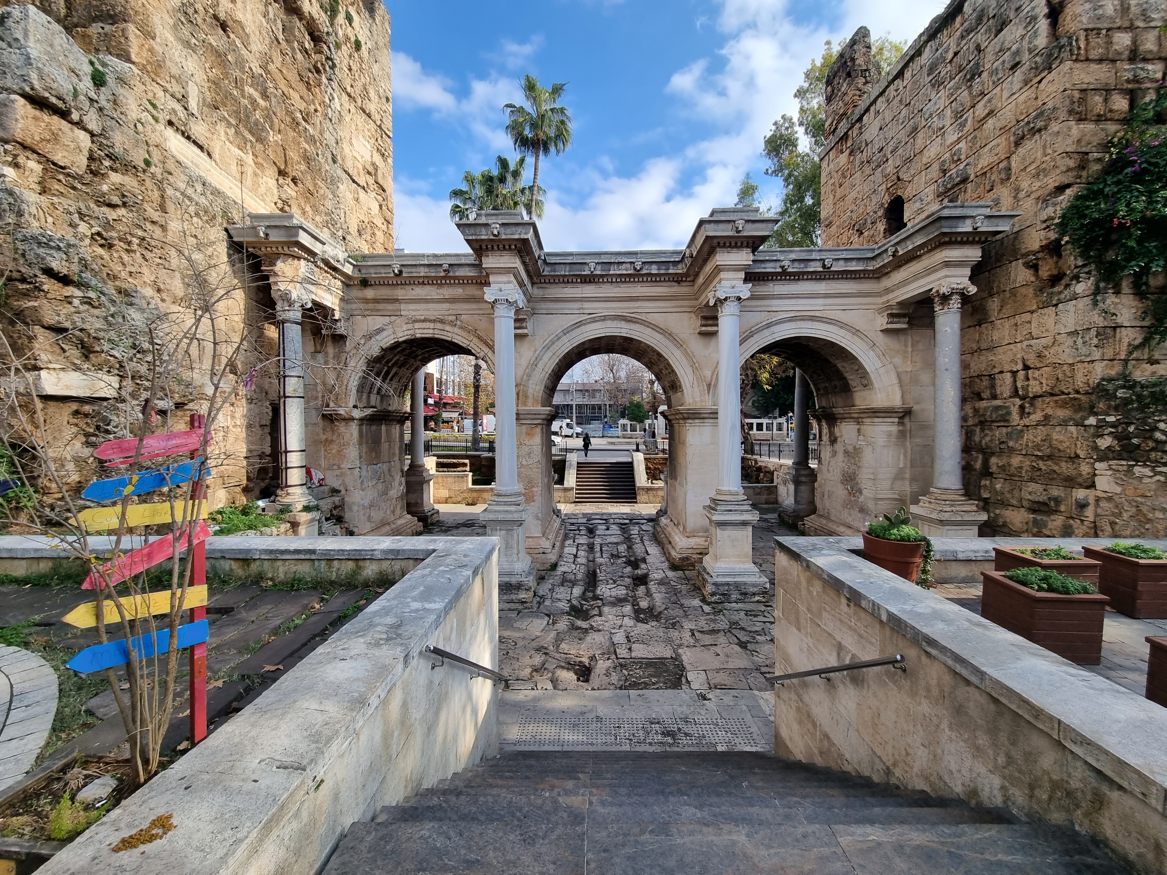 Antalya'nın 1900 yıllık Hadrian Kapısı geçmişe açılıyor
