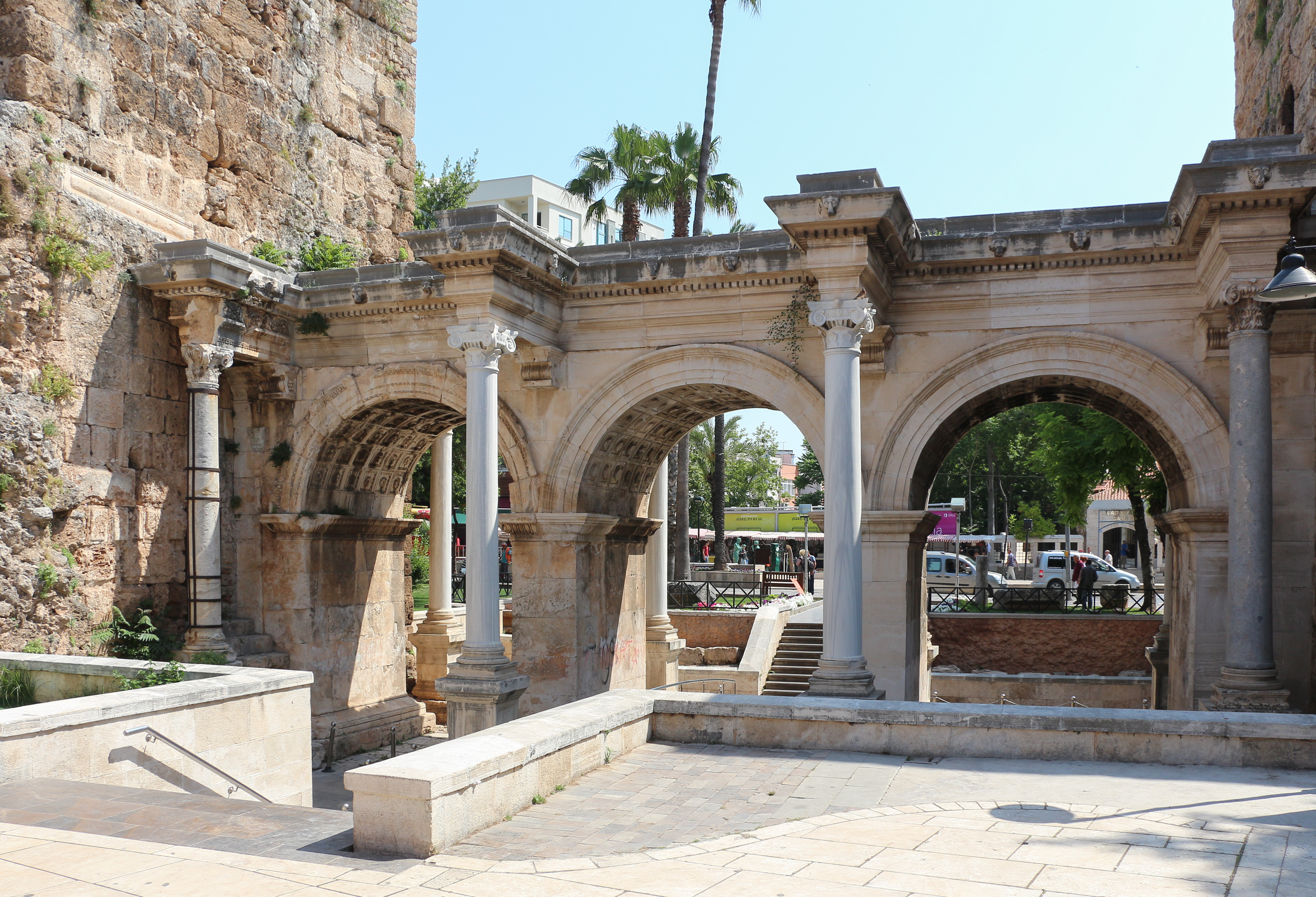 Antalya'nın 1900 yıllık Hadrian Kapısı geçmişe açılıyor
