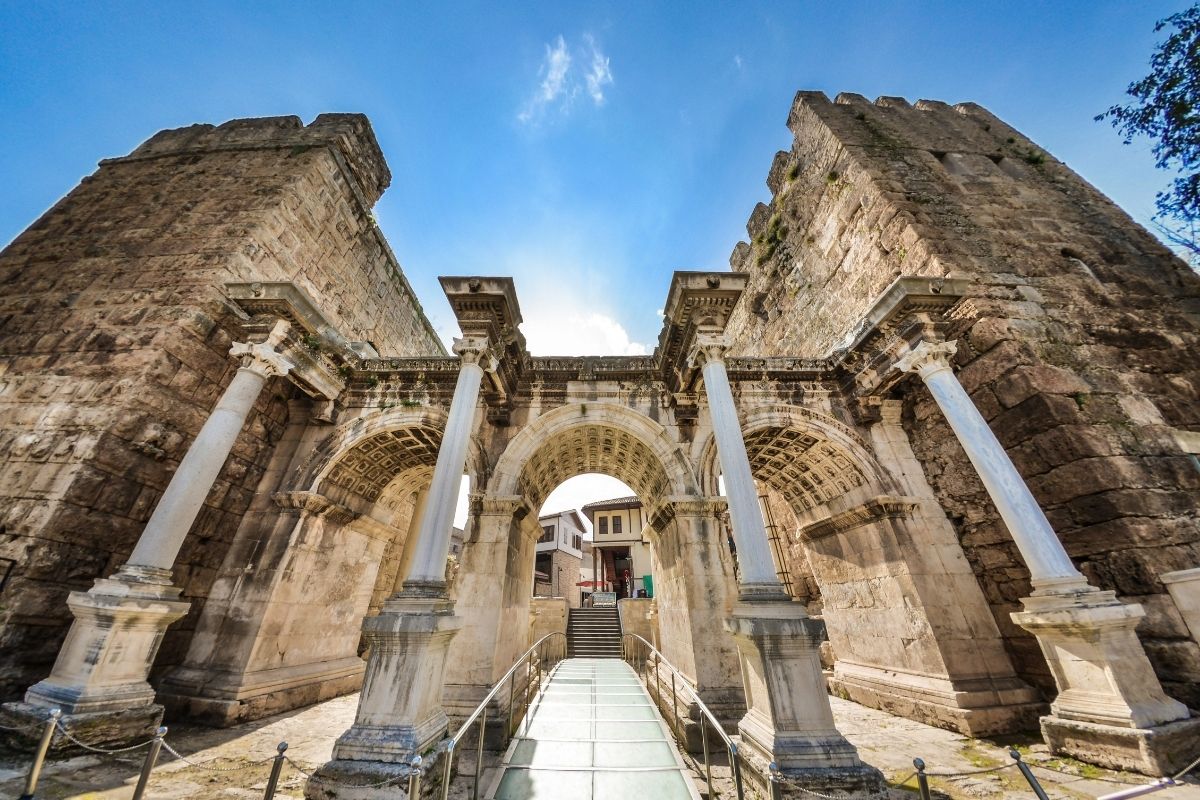 Antalya'nın 1900 yıllık Hadrian Kapısı geçmişe açılıyor
