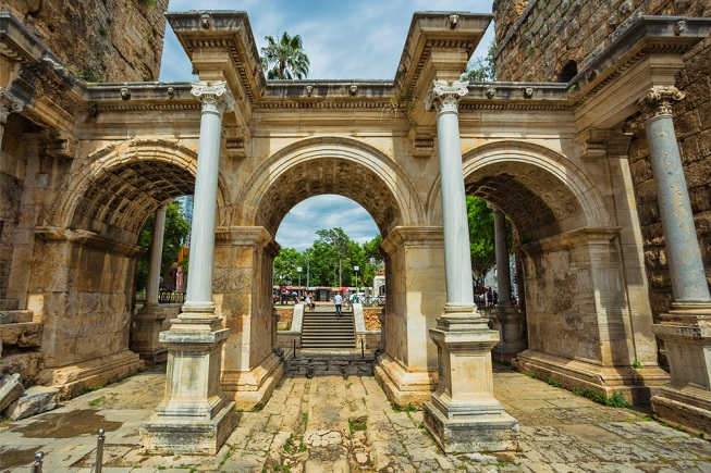 Antalya'nın 1900 yıllık Hadrian Kapısı geçmişe açılıyor