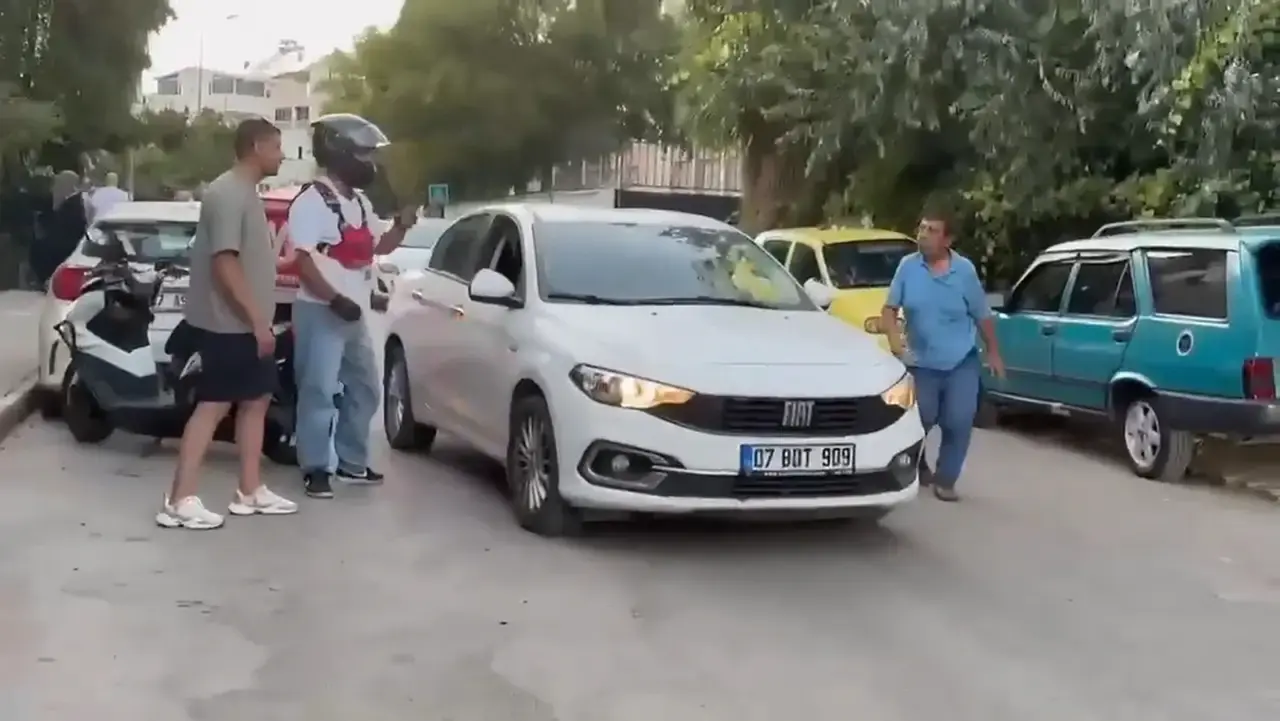 Antalya'da yol verme tartışması sürücü ile motokuryeyi karşı karşıya getirdi