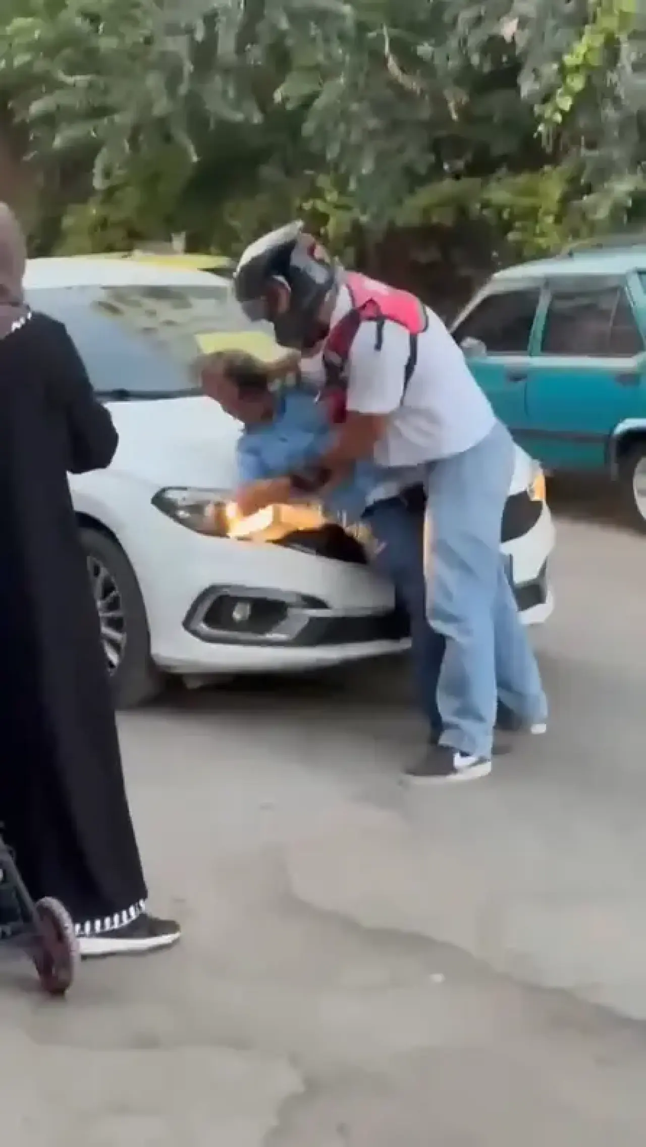 Antalya'da yol verme tartışması sürücü ile motokuryeyi karşı karşıya getirdi