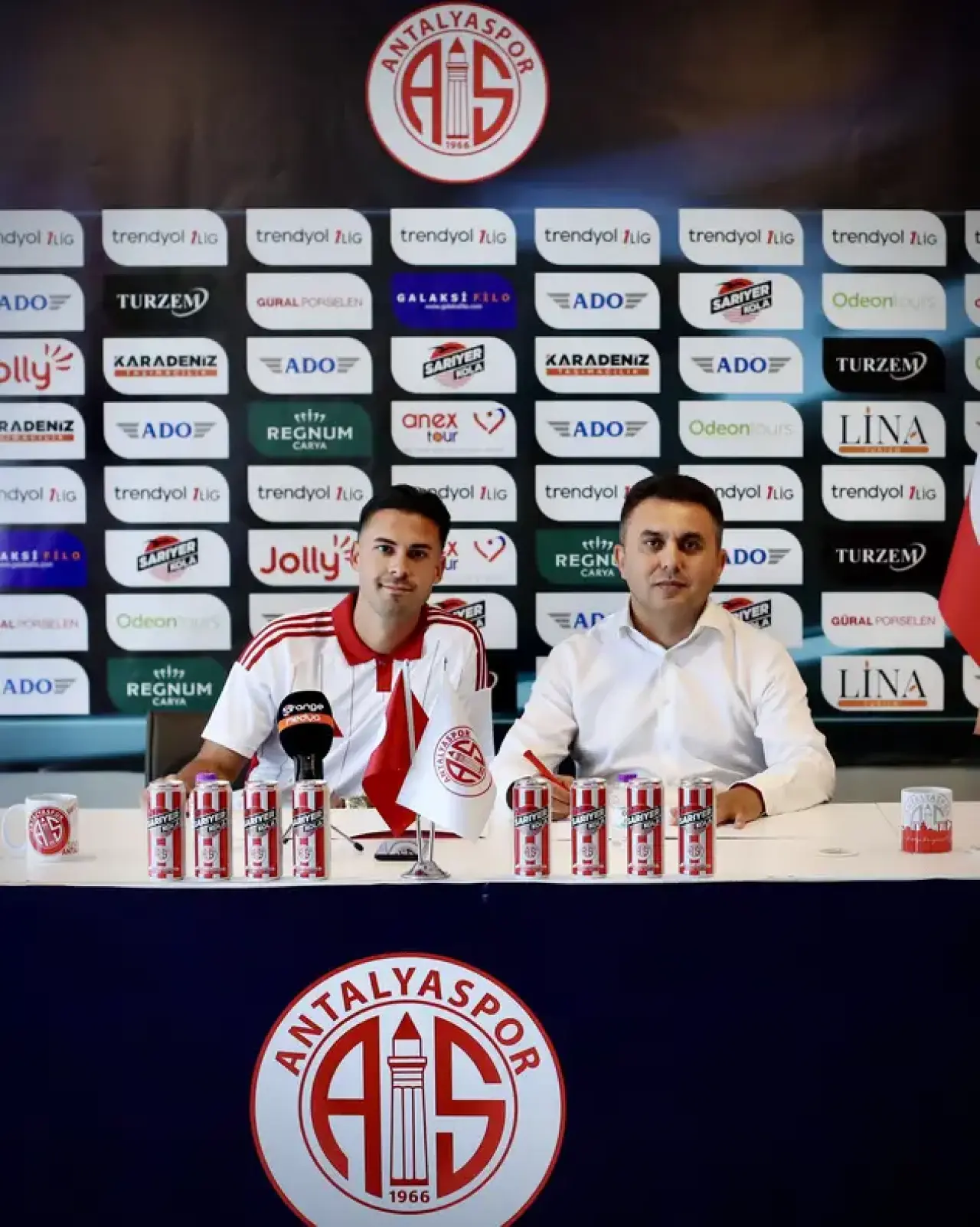 Antalyaspor'a dönen Ufuk Akyol'a doğum günü kutlaması