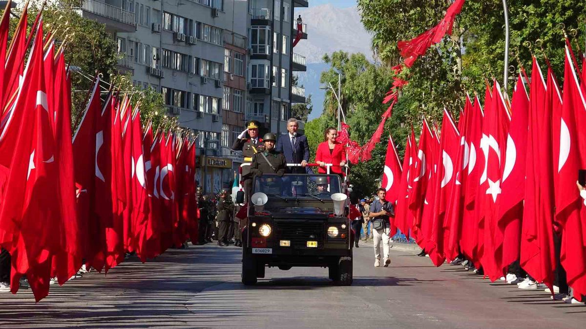 Antalya'da 30 Ağustos Zafer Bayramı törenlerle kutlandı