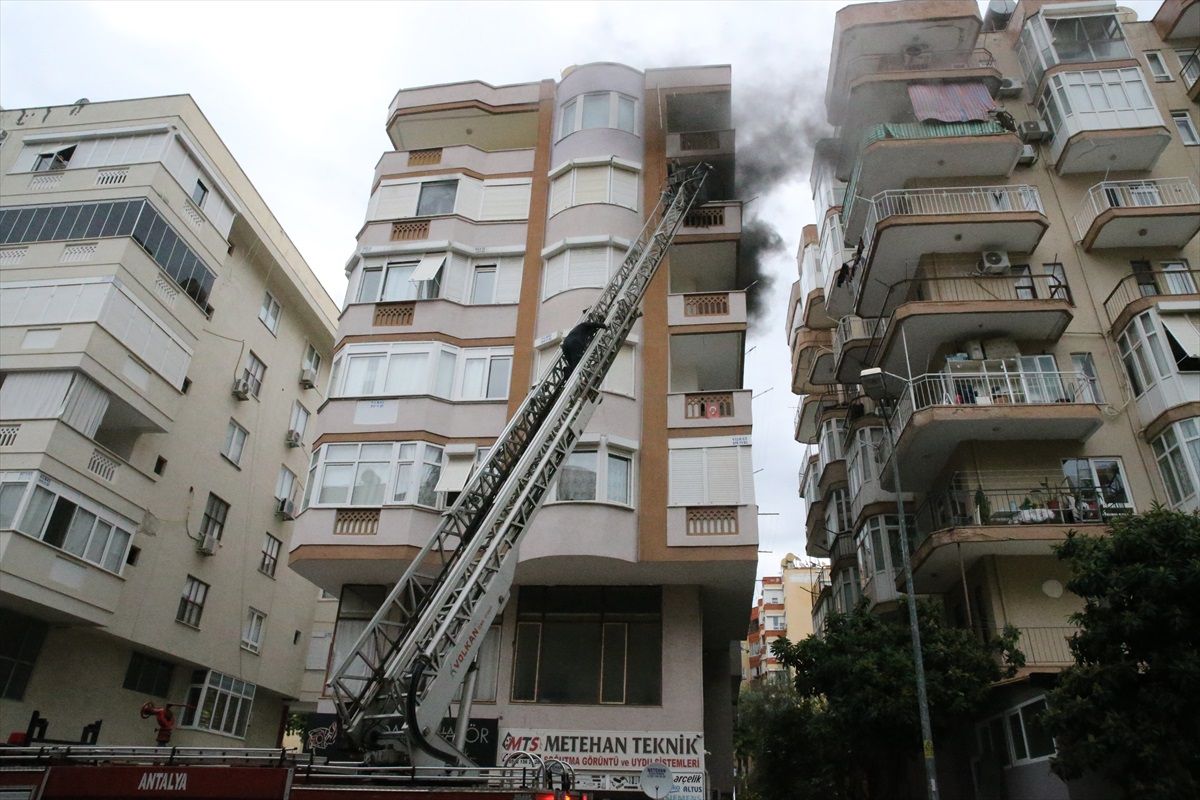 Alanya’da çıkan yangında vatandaşlar sokağa çıktı