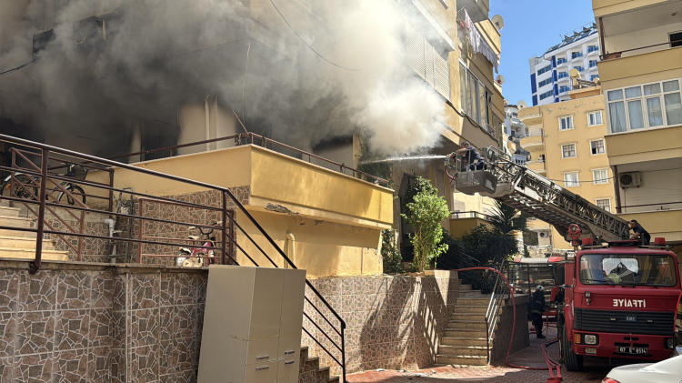 Alanya’da çıkan yangında vatandaşlar sokağa çıktı