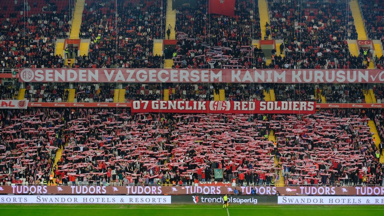 Antalya’da “Tribüne gelmeyin” tartışması: Antalyaspor’dan açıklama