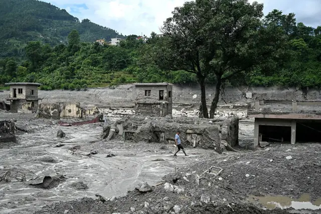 Nepal'de okul müdürünün kararı 900 öğrenciyi selden kurtardı