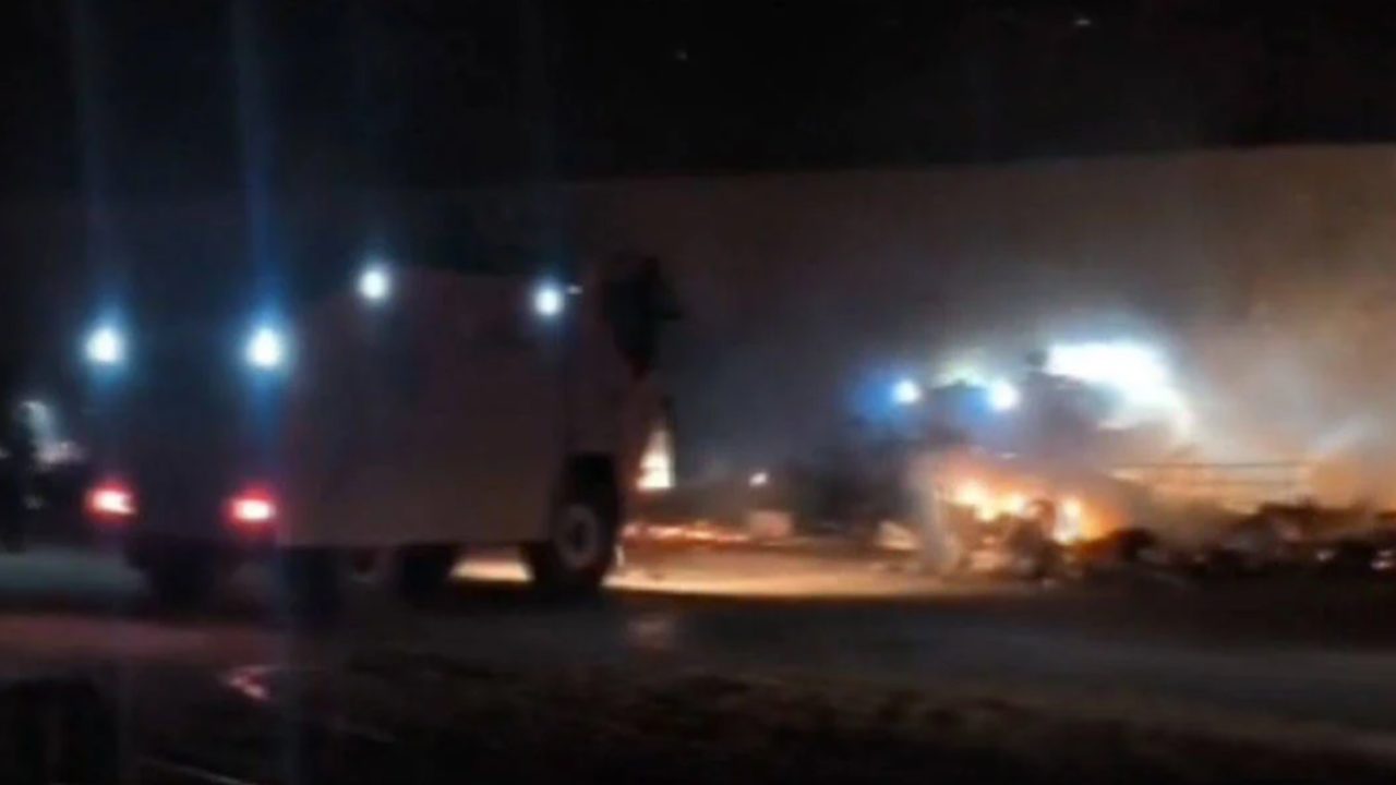 Antalya'da balıkçı barınağında yangın: 20'den fazla tekne yandı