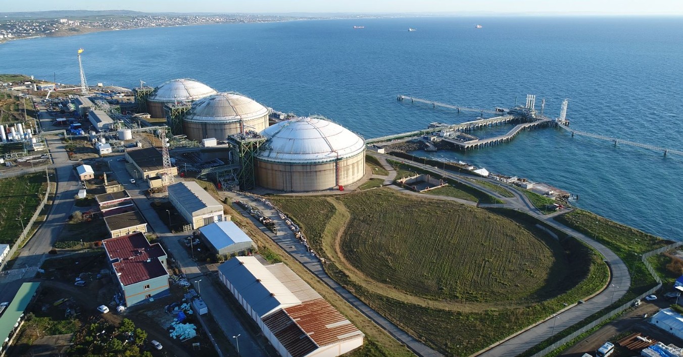 Deniz kıyısındaki LNG depolama tankları görülüyor