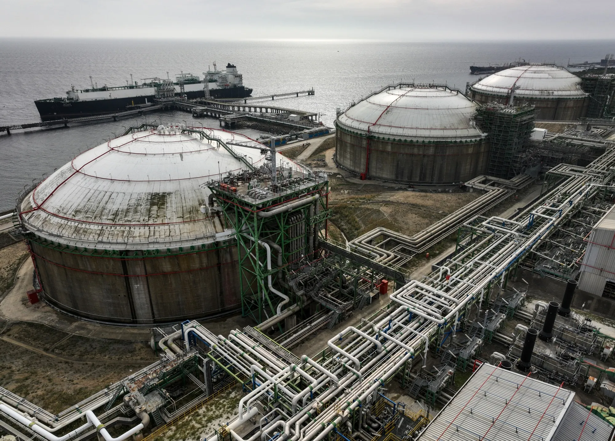 LNG terminalinde tanker ve depolama tankları