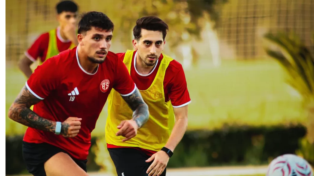 Bandırma’da futbolcular maç öncesi sahada