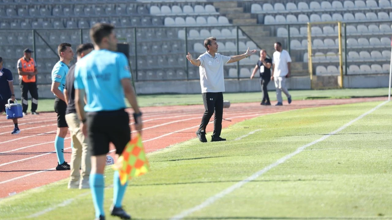 Bandırma'da Antalyasporlu futbolcular sahada mücadelede