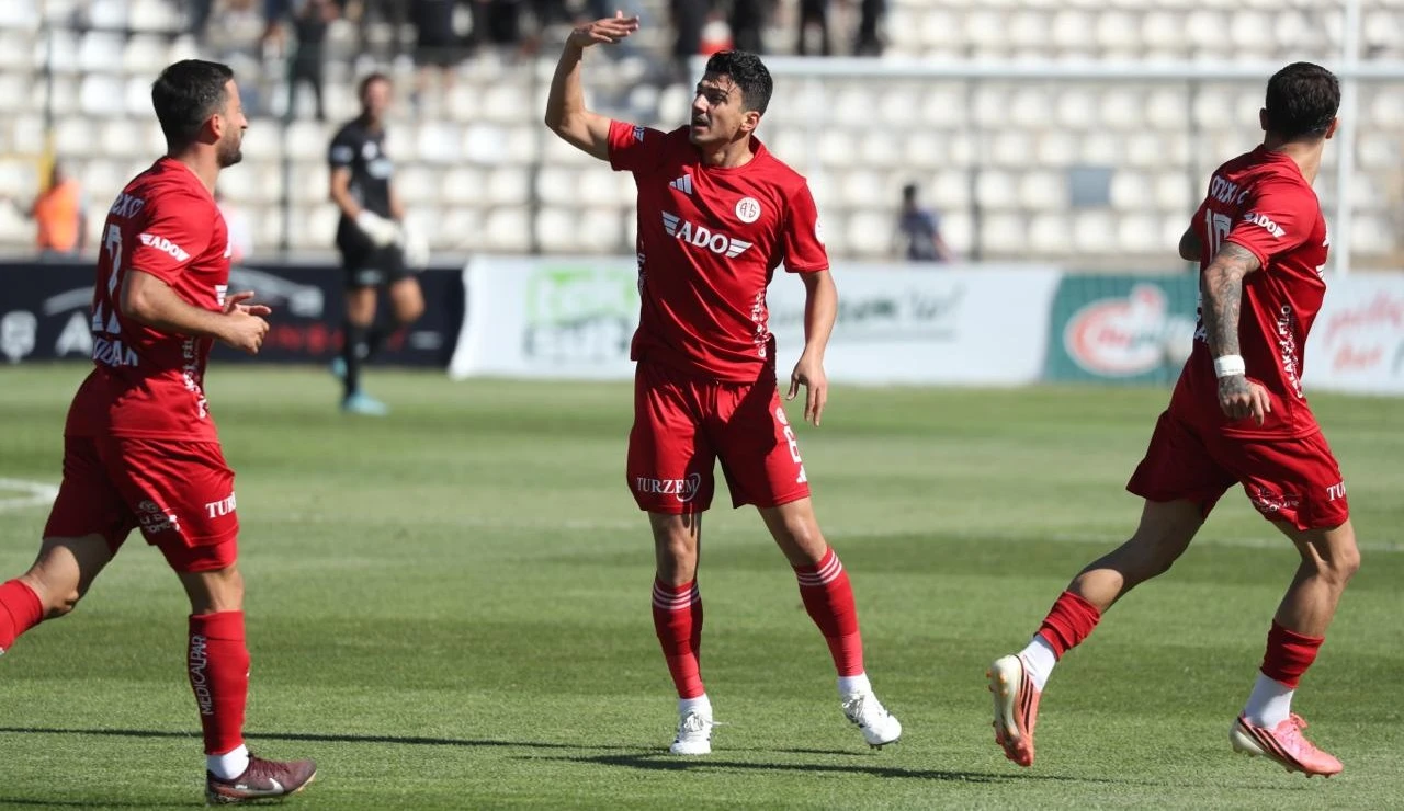 Antalyasporlu futbolcular deplasman maçında birlikte sahada