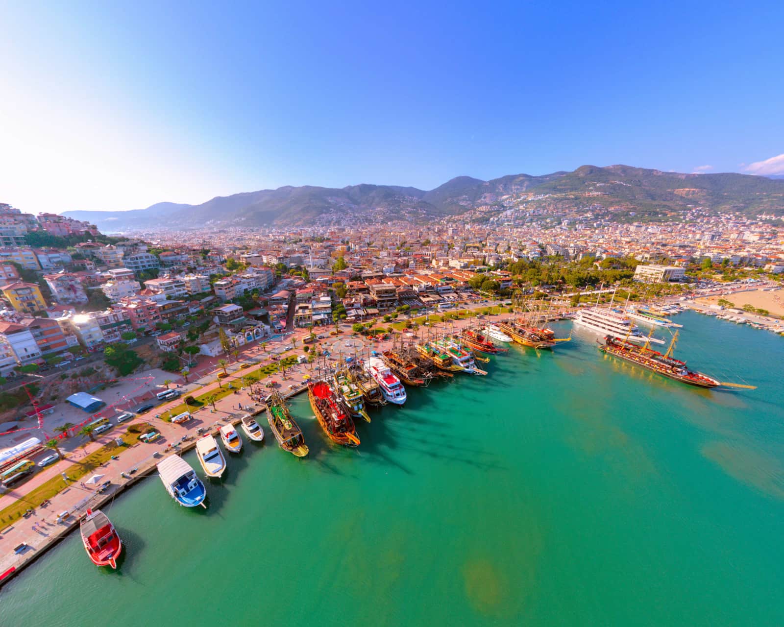 Alanya İskelesi’nde tekneler kıyıda sıralanıyor