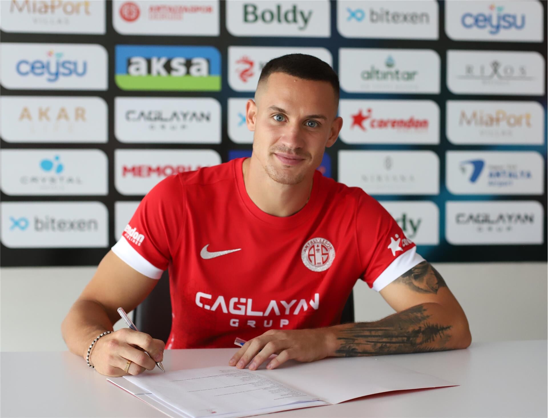 Šarić Antalyaspor formasıyla sahada görülüyor