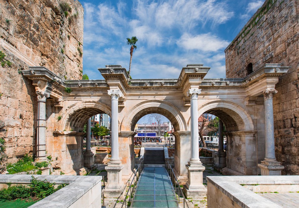 Kaleiçi sokaklarında tarihi doku korunuyor