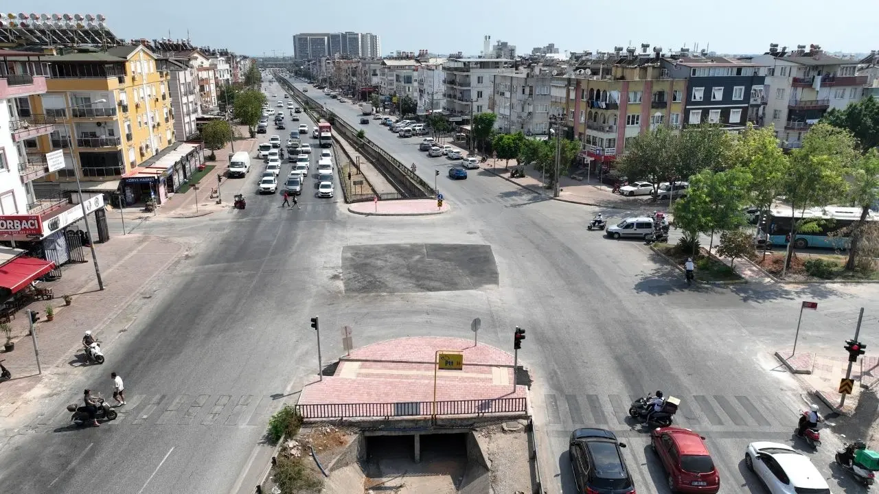 Antalya’da okul çevresinde trafik levhaları yenileniyor