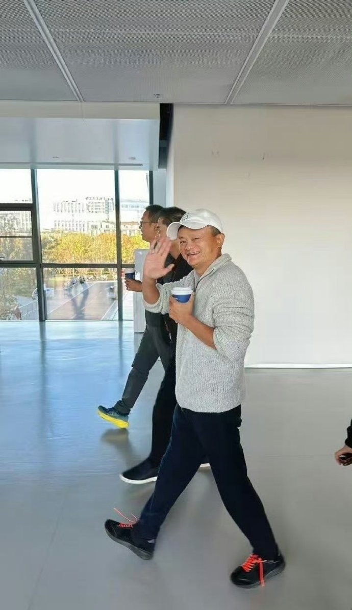 Kalabalık ortamda Jack Ma kameralar karşısında