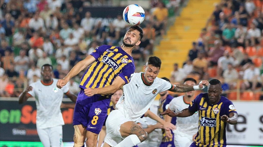 Karşılaşmada futbolcular top için mücadele ediyor