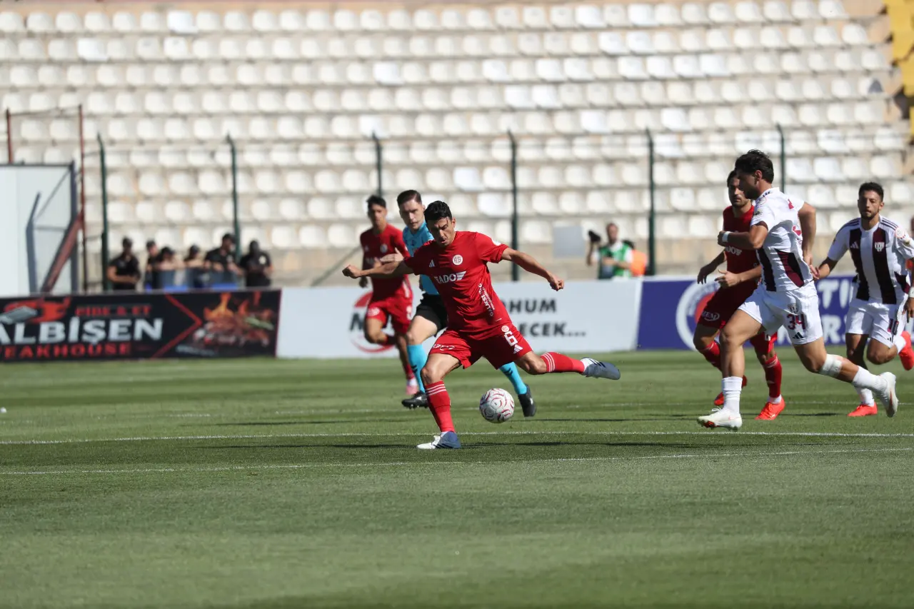 Bandırma’da iki takım oyuncuları top peşinde