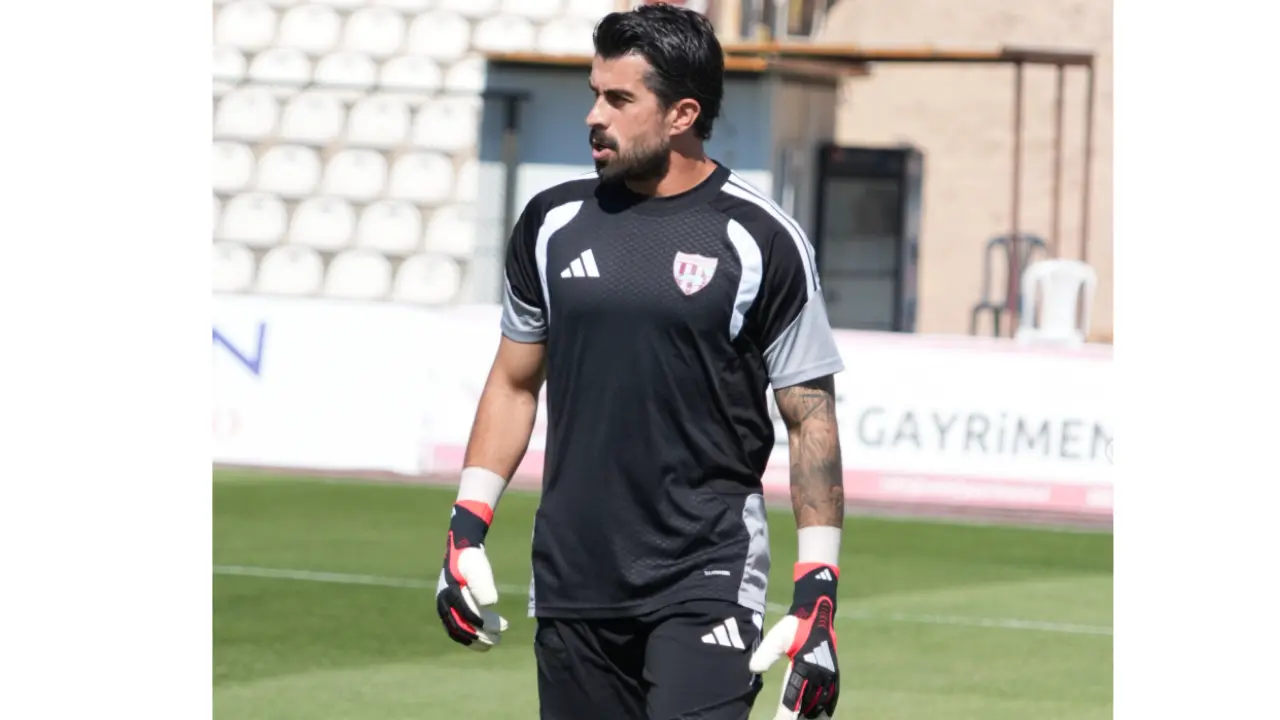 Karşılaşmada futbolcular orta sahada mücadele ediyor