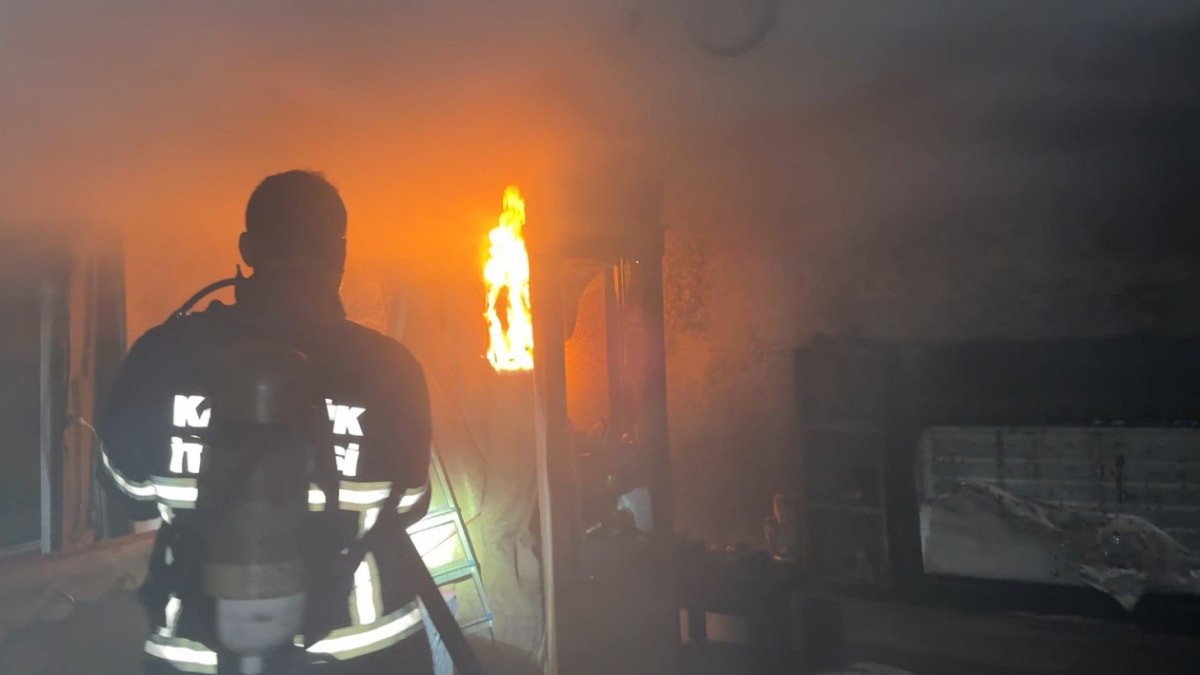 Karabük'te apartman çevresinde yangın müdahalesi