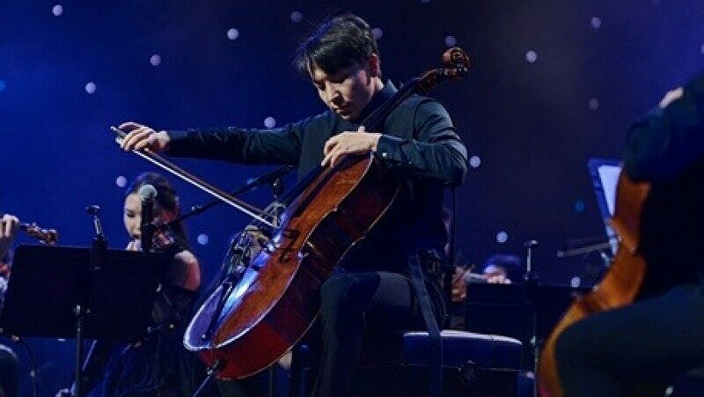 Konser anında Kazak çellist sahnede