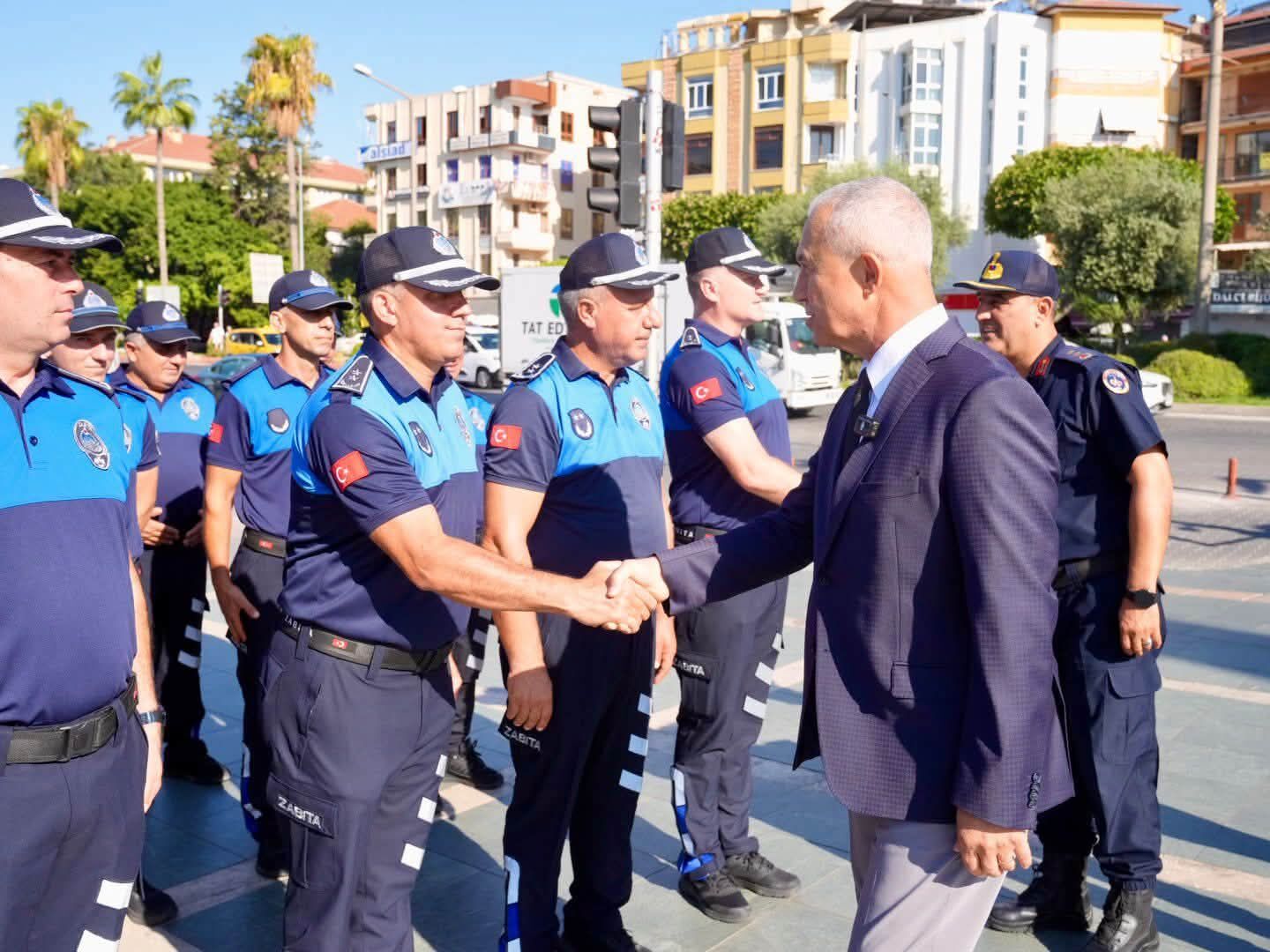 Atatürk Anıtı önünde tören anı