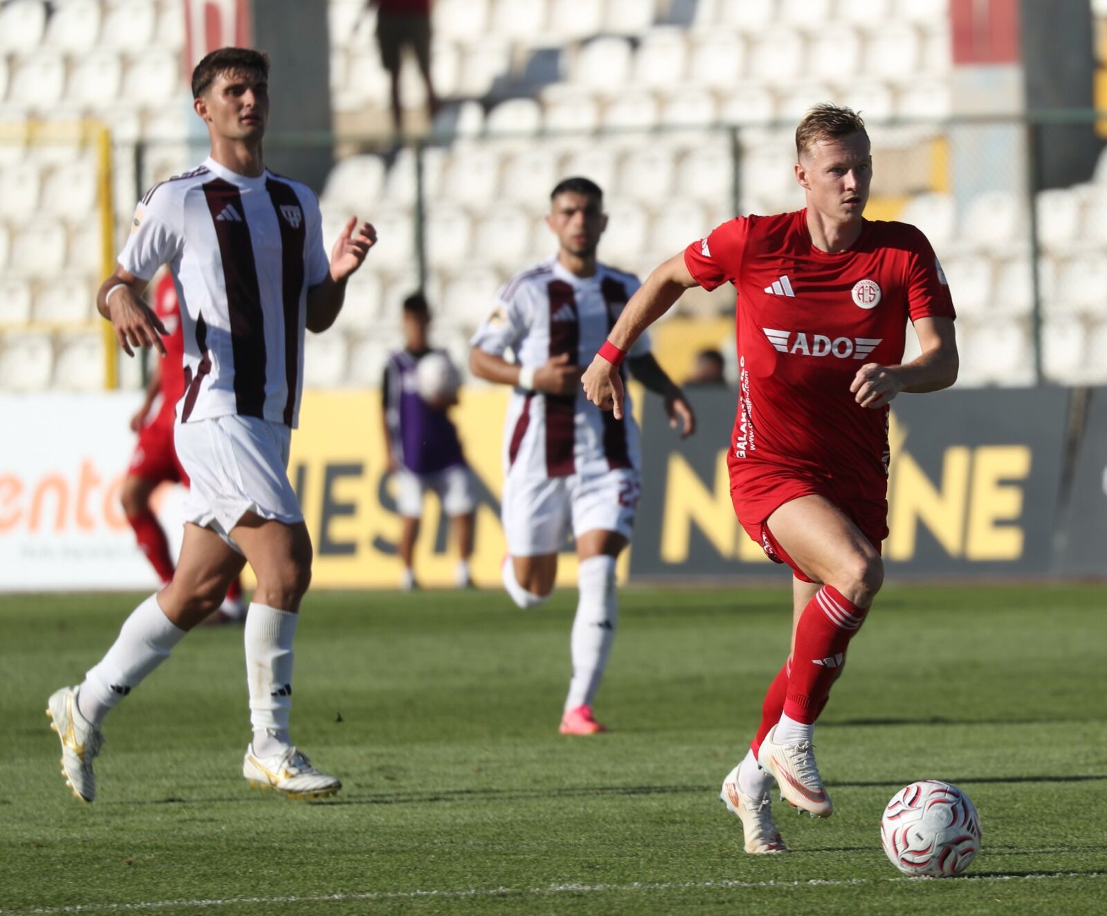 Antalyaspor oyuncuları sahada mücadele ediyor