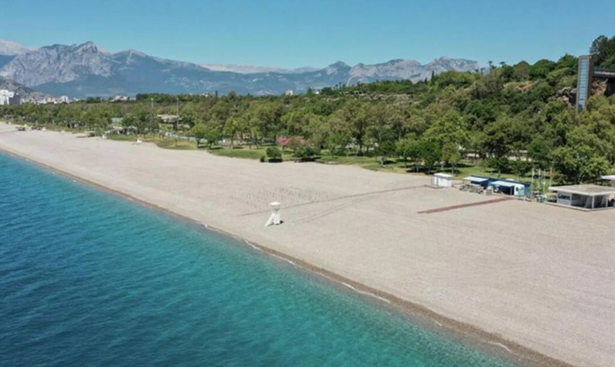 Konyaaltı Plajı temiz kıyısıyla dikkat çekiyor