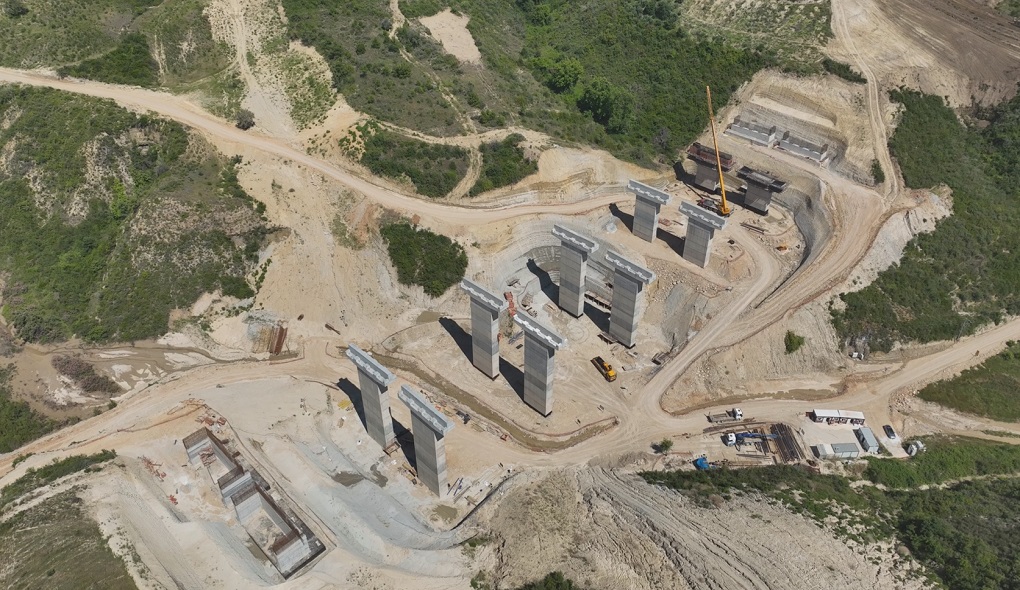 Otoyol güzergâhında tünel ve yol kesimi