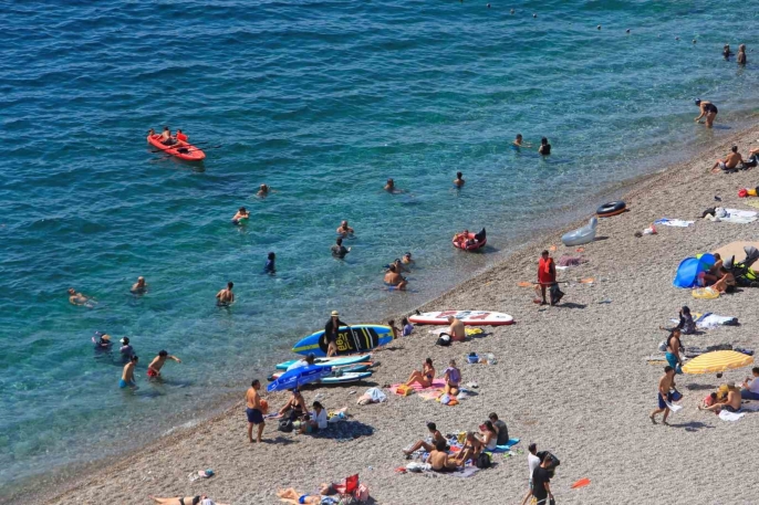 Antalya’da güneşli hava kıyılarda etkili oluyor