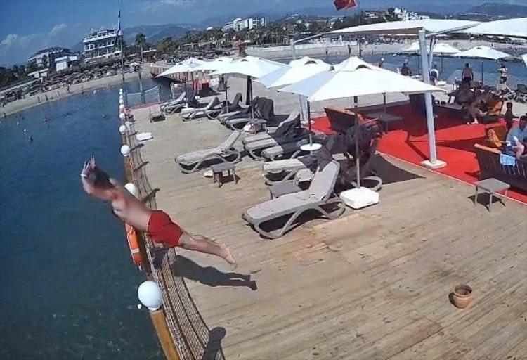 Alanya’da tatilci iskelenin yanında görülüyor