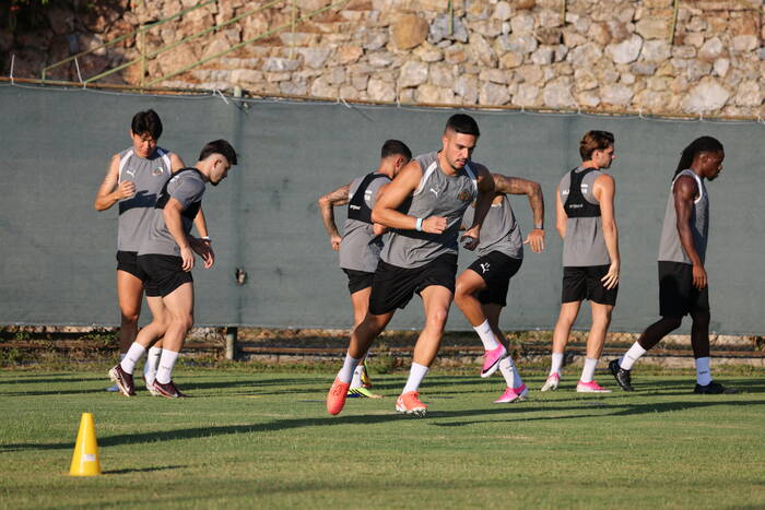 Alanyasporlu futbolcular sahada hazırlıklarını sürdürüyor