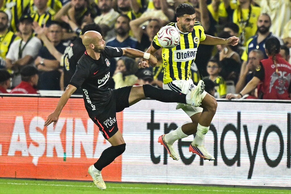 Derbide iki takım oyuncuları karşı karşıya