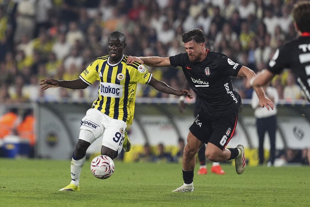 Kadıköy'de derbi mücadelesinden bir an