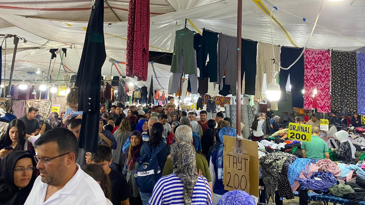 Elmalı festival pazarında alışveriş yoğunluğu yaşandı