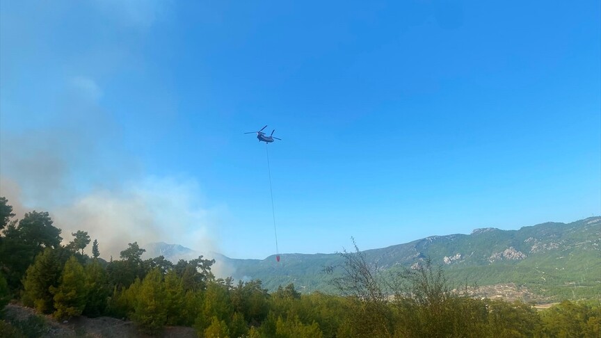 Antalya'da ekiplerin yangına müdahalesi sürüyor