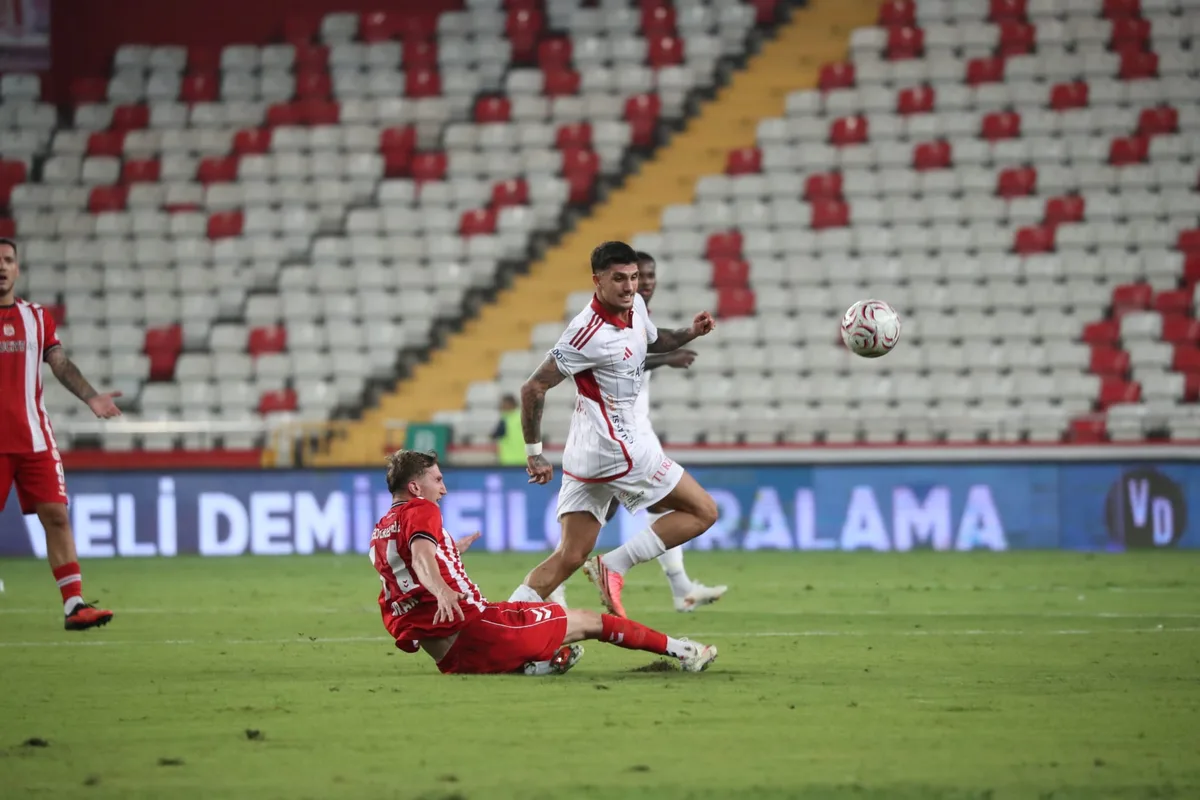 Antalya'da Antalyaspor oyuncuları sahada mücadele ediyor