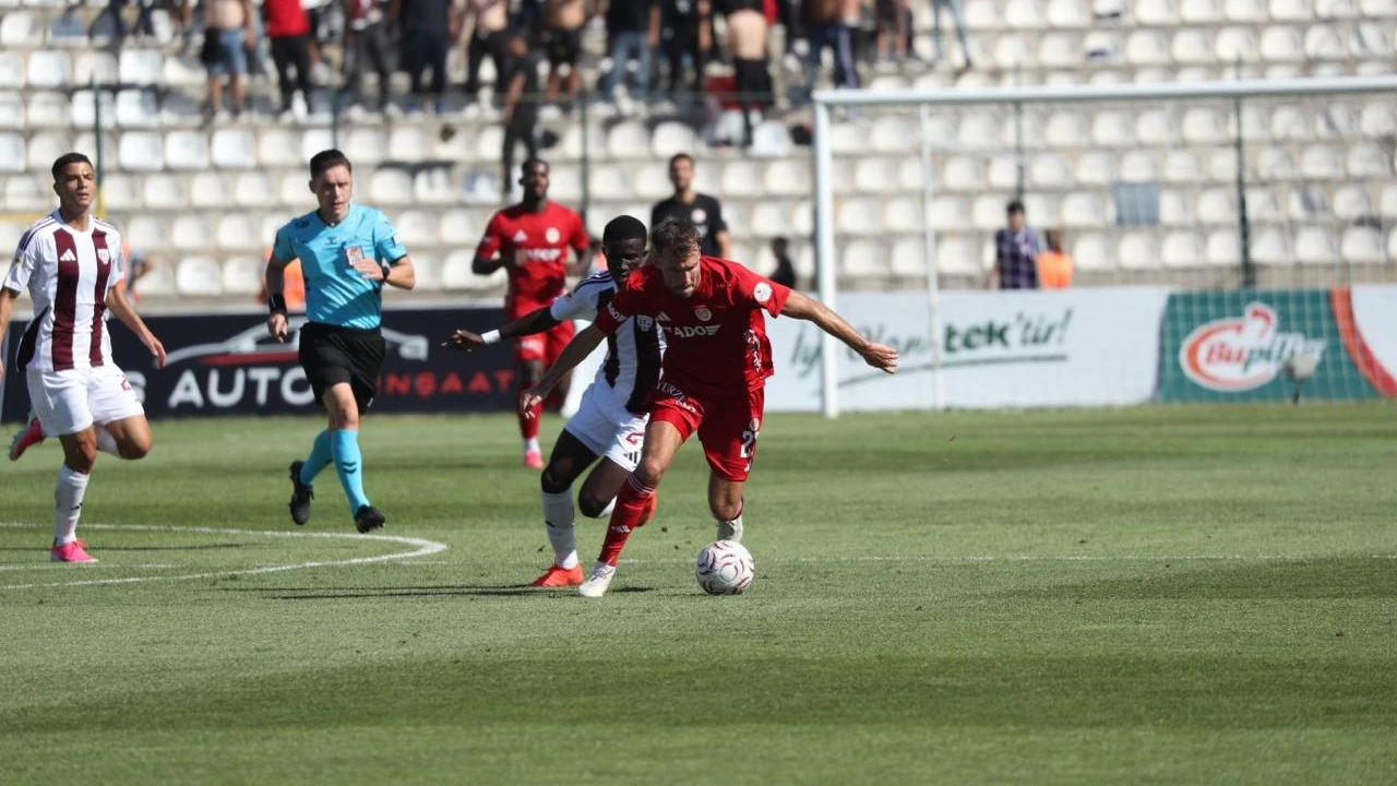 Antalya tribünleri karşılaşmayı yakından takip ediyor