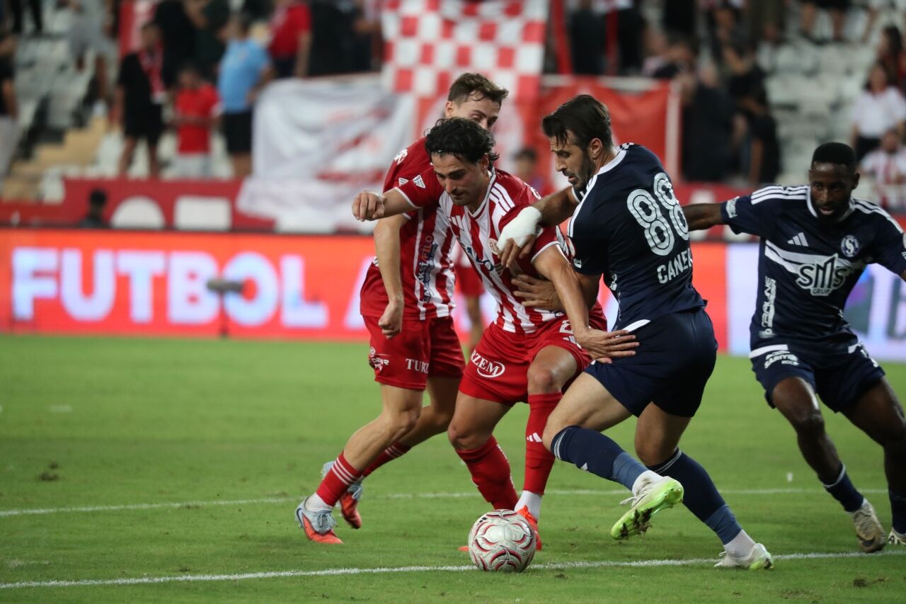 Antalyaspor futbolcuları maç sırasında pozisyon alıyor